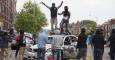 Varios jóvenes se suben a un coche de la policía en medio de las protestas por la muerte de Freddie Grey en Baltimore. EFE