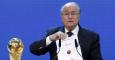 Blatter enseña el sobre con Rusia como sede del Mundial de 2018. /REUTERS