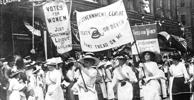 Mujeres feministas manifestándose en los años a mediados del siglo XX