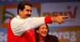 Fotografía cedida por el Palacio de Miraflores que muestra al presidente venezolano, Nicolás Maduro, y a la primera dama, Cilia Flores, este lunes durante un acto del Partido Socialista Unido de Venezuela./ EFE