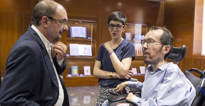 Los candidatos de PSOE y Podemos a la Presidencia de Aragón, Javier Lambán y Pablo Echenique, respectivamente, conversan tras la reunión que han mantenido para avanzar en las negociaciones de cara a la investidura del presidente de Aragón. EFE/Javier Cebo