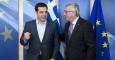 El primer ministro griego, Alexis Tsipras, ayer junto al presidente de la Comisión Europea, Jean-Claude Juncker. /REUTERS