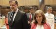 El presidente del Gobierno, Mariano Rajoy, junto a la vicepresidenta, Soraya Sáenz de Santamaría, al inicio hoy del acto que ha tenido lugar en la Cámara Baja para rendir homenaje a las víctimas del terrorismo. /EFE