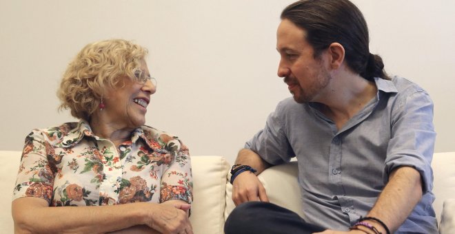 La alcaldesa de Madrid, Manuela Carmena, ha recibido hoy en el Palacio de Cibeles al secretario general de Podemos, Pablo Iglesias. EFE