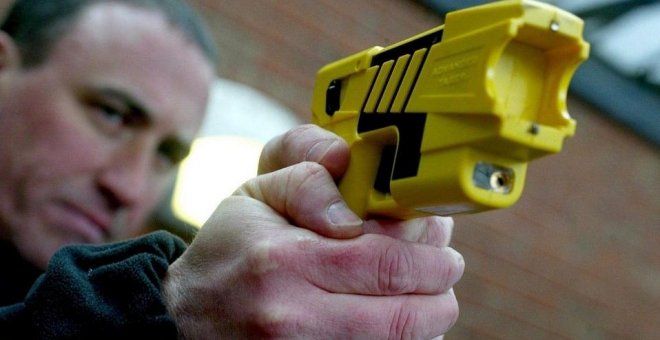 Imagen de archivo de un policía con una pistola Taser./ EFE