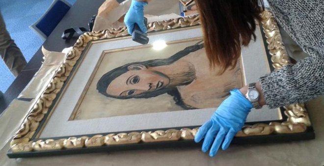 Fotografía facilitada por Aduanas francesas de la entrega a las autoridades españolas hoy en Córcega de la obra de Picasso "Cabeza de mujer joven" / EFE