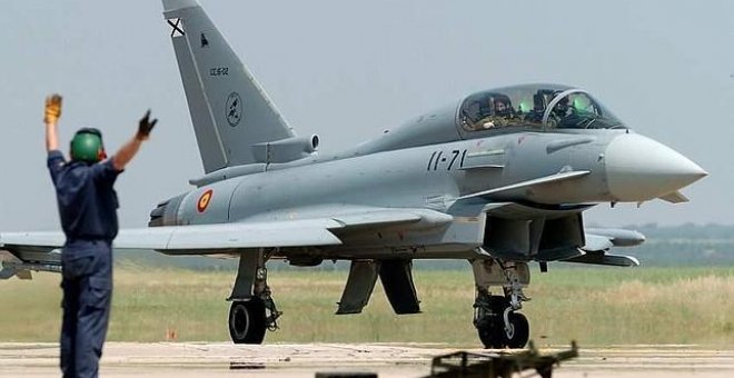 El último extra se aprobó el pasado mes de mayo y ascendió a 856 millones de euros con los que se hace frente al pago de, entre otros, el programa del 'caza' Eurofighter (399,7 millones de euros). EFE