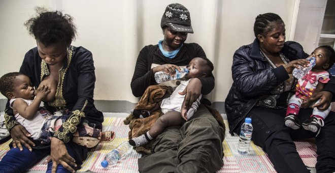 Tres mujeres nigerianas que amamantan a sus bebés al desembarcar en Italia. Profundos cortes de arma blanca, heridas de bala y señales de violencia sexual son algunas de las marcas con las que los inmigrantes rescatados en el Mediterráneo desembarcan en I