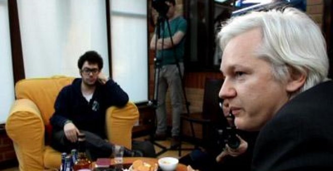 Jérémie Zimmermann, activista defensor de los derechos digitales y cofundador de la Quadrature du Net, al fondo, con Julian Assange, fundador de Wikileaks, en primer plano.