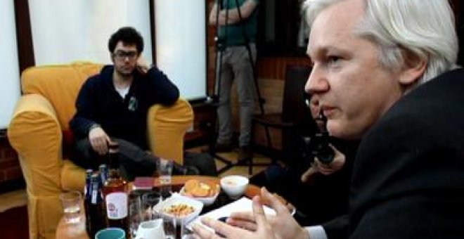 Jérémie Zimmermann, activista defensor de los derechos digitales y cofundador de la Quadrature du Net, al fondo, con Julian Assange, fundador de Wikileaks, en primer plano.