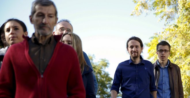 El líder de Podemos, Pablo Iglesias, jubnto a Iñigo Errejon, anets de posar en una foto de familia con otros candidatos de la formación para el 20-D, entre ellos, el general Jose Julio Rodriguez. REUTERS/Sergio Perez