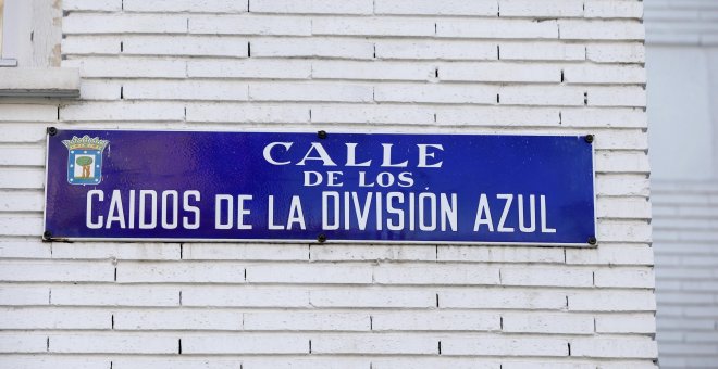 Placa identificativa de la calle Caídos de la División Azul de Madrid que cambiará su nombre en los próximos seis meses. EFE/Zipi