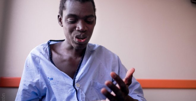 Mamadou Diara, en el Hospital Comarcal de Melilla, donde permaneció más de dos meses tras caerse de la valla. / JOSÉ PALAZÓN