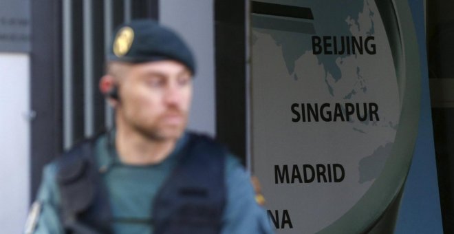 Un agente de la Guardia Civil, en la puerta de la sede del banco chino ICBC en Madrid, durante lo registros de la semana pasada. REUTERS/Sergio Perez