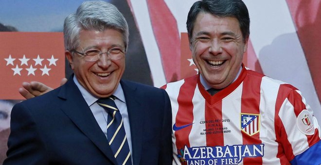 Fotografía de mayo de 2013 del expresidente de la Comunidad de Madrid, Ignacio González, junto al presidente del Atlético de Madrid, Enrique Cerezo, que han sido citados a declarar por la titular del juzgado de instrucción número 5 de Estepona (Málaga), c