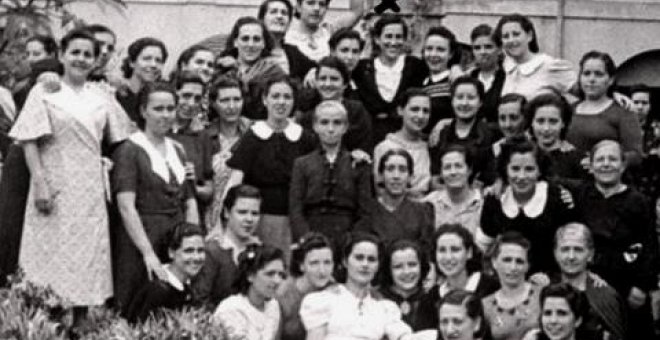 Grupo de presas en la prisión de mujeres de Palma (septiembre, 1941). En la fila superior, la cuarta por la derecha -debajo de la columna- es Matilde (texto y fotografia: "Matilde Landa") David Ginard Féron