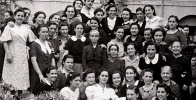 Grupo de presas en la prisión de mujeres de Palma (septiembre, 1941). En la fila superior, la cuarta por la derecha -debajo de la columna- es Matilde (texto y fotografia: "Matilde Landa") David Ginard Féron