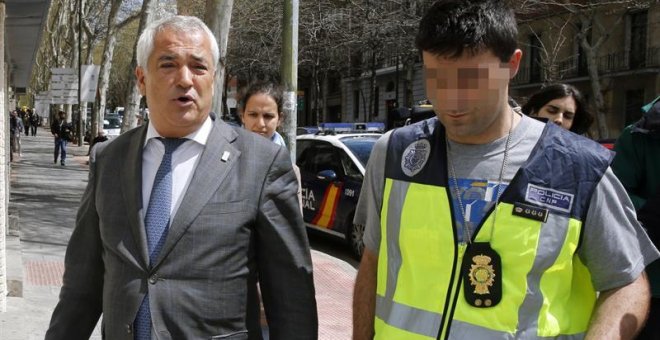 Luis Pineda a la salida de la sede de Ausbanc en la calle Marqués Urquijo de Madrid, durante el registro realizado por la Policía Nacional. EFE/Ballesteros