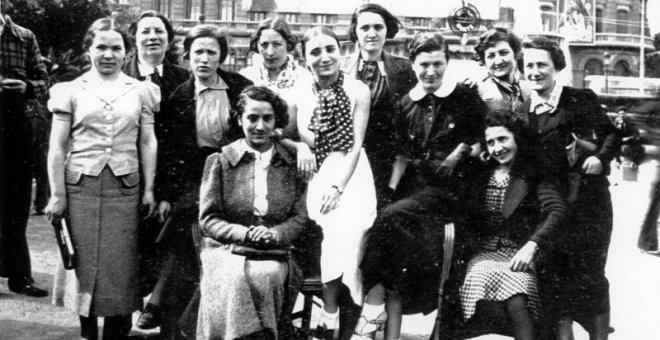 Parte de Les Mamàs Belgues el día 1 de mayo de 1937 en Barcelona. Esta foto es la que animó a Sven Tuytens a investigar su historia.
