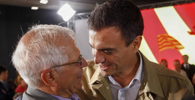 El exministro Josep Borrell con Pedro Sánchez, el pasado mes de septiembre, en el acto de arranque de campaña de las catalanas, en Barcelona. EFE