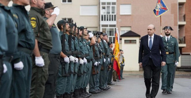 El ministro del Interior, Jorge Fernández Díaz (d), pasa revista a su llegada a los guardias civiles del cuartel de Vitoria. EFE