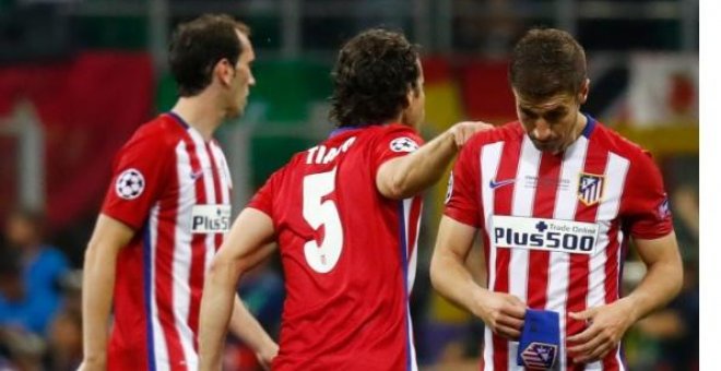 Jugadores del Atlético de Madrid, tras perder en la final de la Champions League frente al Real Madrid. REUTERS/ Kai Pfaffenbach
