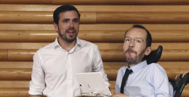 Alberto Garzón con Pablo Echenique, en la XI Asamblea Federal de IU. EFE