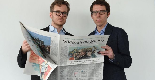 Los periodistas alemanes Frederik Obermaier (iz) y Bastian Obermayer (der) coautores de "Papeles de Panama", libro en el que detallan la investigación periodística que rodeó a la filtración del mismo nombre, porsan en la oficina del periódico alemán 'Sued