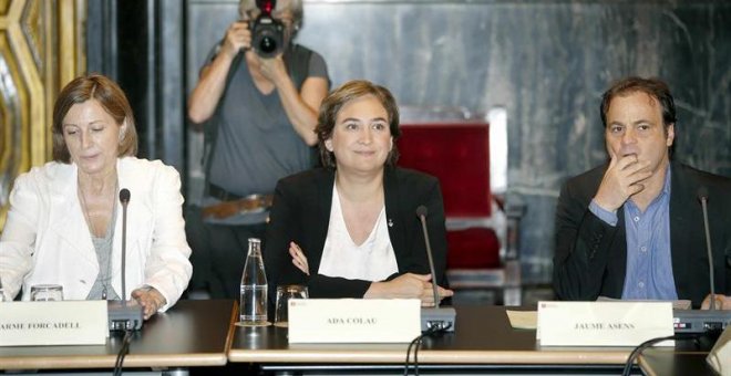 La presidenta del Parlament, Carme Forcadell; la alcaldesa de Barcelona, Ada Colau, y el teniente de alcalde de Barelona, Jaume Asens, durante la reunión hoy en Barcelona, de todos los partidos, instituciones y entidades que piden el cierre del Centro de