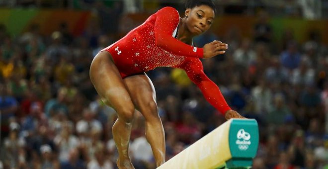 Simone Biles, durante la final de aparatos de gimnasia artística. REUTERS/Mike Blake