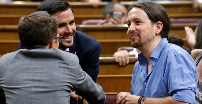 El líder de Podemos, Pablo Iglesias, conversa con el coordinador general de IU, Alberto Garzón, y elnúmero dos de la formación morada, Inigo Errejon, en el Congreso, durante la fallida investidura de Mariano Rajoy. REUTERS/Andrea Comas