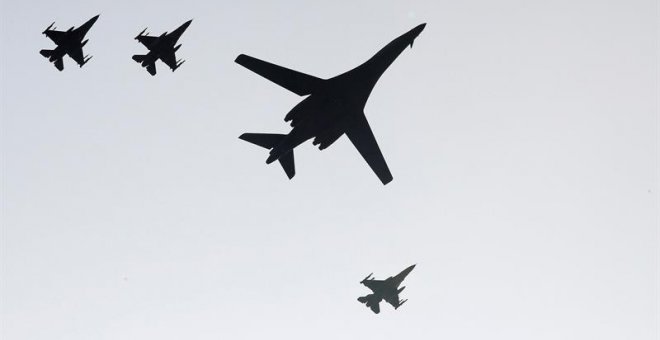 Uno de los dos bombarderos B-1B sobrevuela la base aérea de Osan flanqueado por cazas F-15K surcoreanos. - EFE