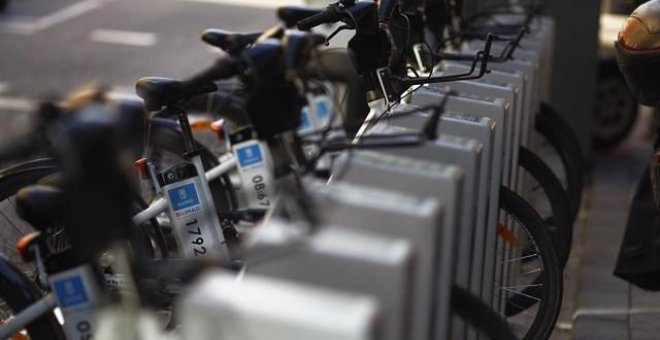 Varias bicicletas de BiciMAD estacionadas en una parada. EUROPA PRESS