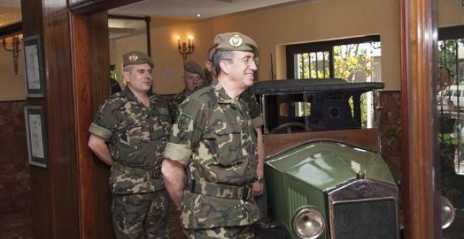 El Jefe del Estado Mayor del Ejército, el general de ejército Jaime Domínguez Buj, en el centro de la imagen, acompañado a su izquierda por José Luis Goberna, ascendido a general de división José Luis Goberna. ET