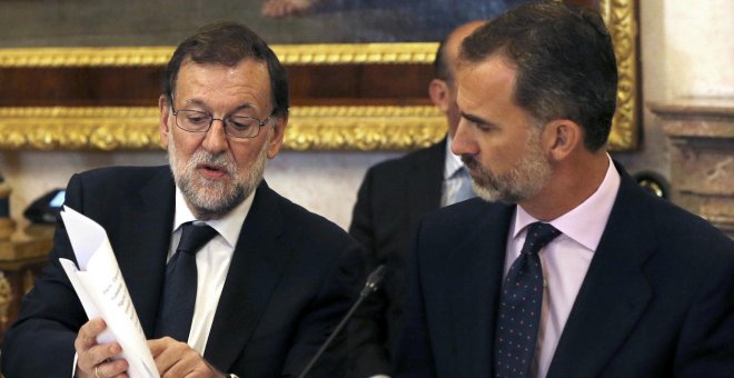 El Rey Felipe VI y el presidente del Gobierno en funciones, Mariano Rajoy, conversan durante la reunión del Patronato del Instituto Cervantes, en el Palacio Real de Aranjuez.EFE/Ballesteros