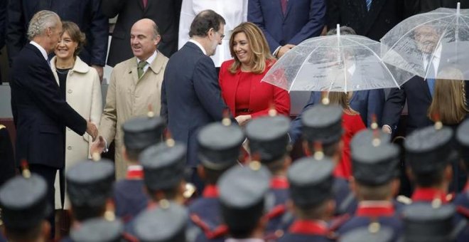 El presidente del Gobierno en funciones, Mariano Rajoy, saluda a la presidenta de Andalucía, Susana Díaz, a su llegada al acto central del Día de la Fiesta Nacional, en el que se rinde homenaje a la Bandera y a los que dieron su vida por España, y que cue