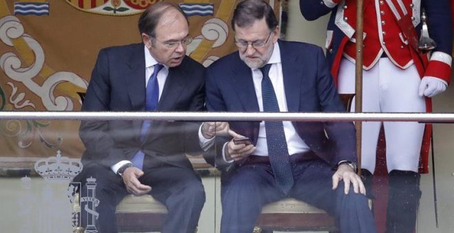 El presidente del Gobierno en funciones, Mariano Rajoy, y el presidente del Senado, Pío García-Escudero. - EFE