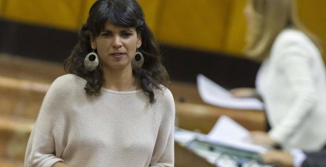 La líder andaluza de Podemos, Teresa Rodríguez (i), pasa ante Susana Díaz. (EFE)