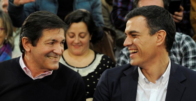 Javier Fernández y Pedro Sánchez, en un acto de campaña electoral en Gijón el pasado diciembre./ REUTERS