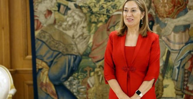 Ana Pastor, presidenta del Congreso, espera al rey en La Zarzuela. /EFE