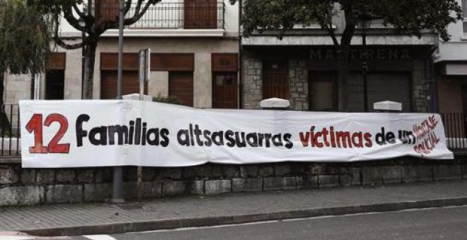 Pancarta colocada junto al Ayuntamiento de Alsasua tras las detenciones que se han producido por la agresión a dos agentes de la Guardia Civil. EFE/Jesús Diges