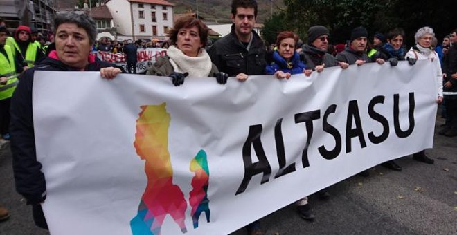 Los manifestantes sostienen la pancarta con el lema "Altsasu"./ D. A.