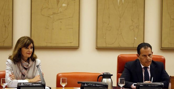 El presidente de la Comisión de Interior, Rafael Merino López, y la vicepresidenta primera, Ana María Botella, en el Congreso de los Diputados. EFE/Javier Lizón