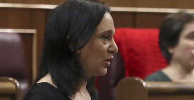 La diputada de Podemos Carolina Bescansa, durante la pregunta que formuló a la vicepresidenta del Gobierno, Soraya Saénz de Santamaria, relativa a ñla función lesgislativa de la Cámara Baja.EFE