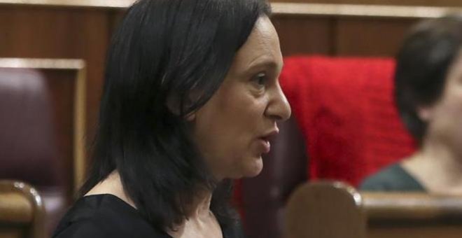 La diputada de Podemos Carolina Bescansa, durante la pregunta que formuló a la vicepresidenta del Gobierno, Soraya Saénz de Santamaria, relativa a ñla función lesgislativa de la Cámara Baja.EFE