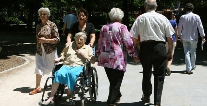 Imagen de unos pensionistas de paseo. E.P.