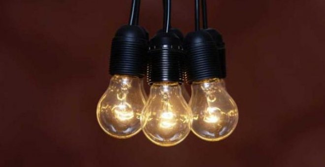 Facua denuncia la "absoluta falta de sensibilidad" del Gobierno ante la "injustificada carestía del recibo eléctrico y los alarmantes niveles de pobreza energética que sufren millones de consumidores". - EUROPA PRESS