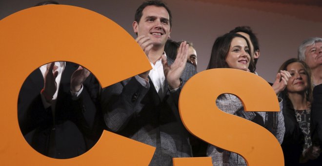 El presidente de Ciudadanos, Albert Rivera (c), junto a la líder de la formación en Catalunya, Inés Arrimadas, durante la presentación de su nueva Ejecutiva. EFE/Fernando Alvarado