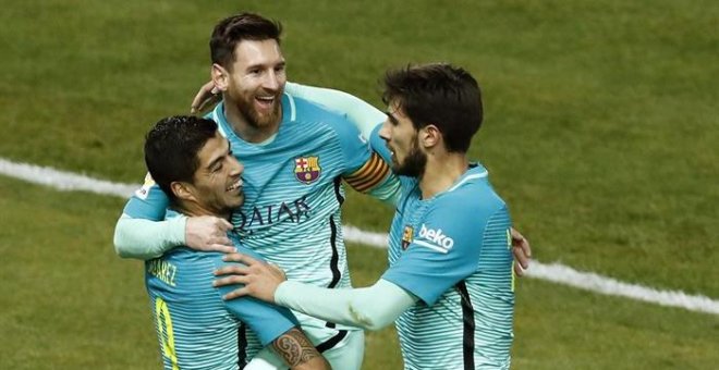 Leo Messi celebra su gol con Luis Suárez y André Gomes. - EFE