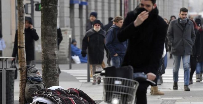 Una persona sin hogar dormita en la calle, en una imagen de archivo. AFP